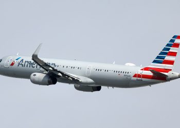 American Airlines jet returns to LAX after passengers report sickening fumes